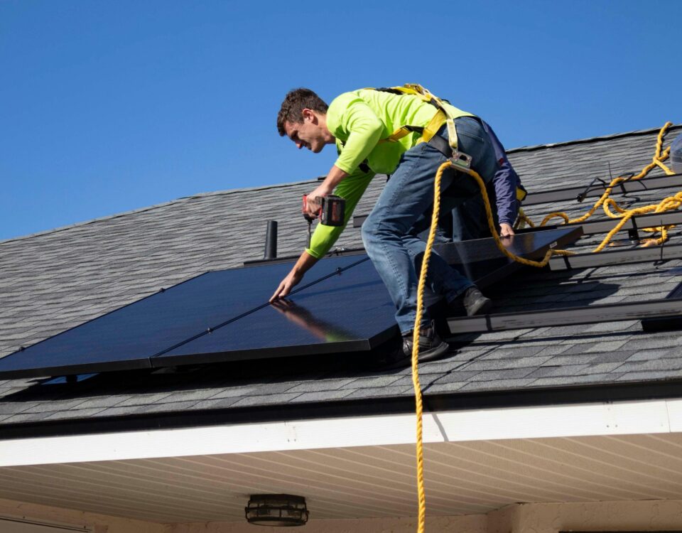 نگهداری پنل خورشیدی در تابستان و زمستان
