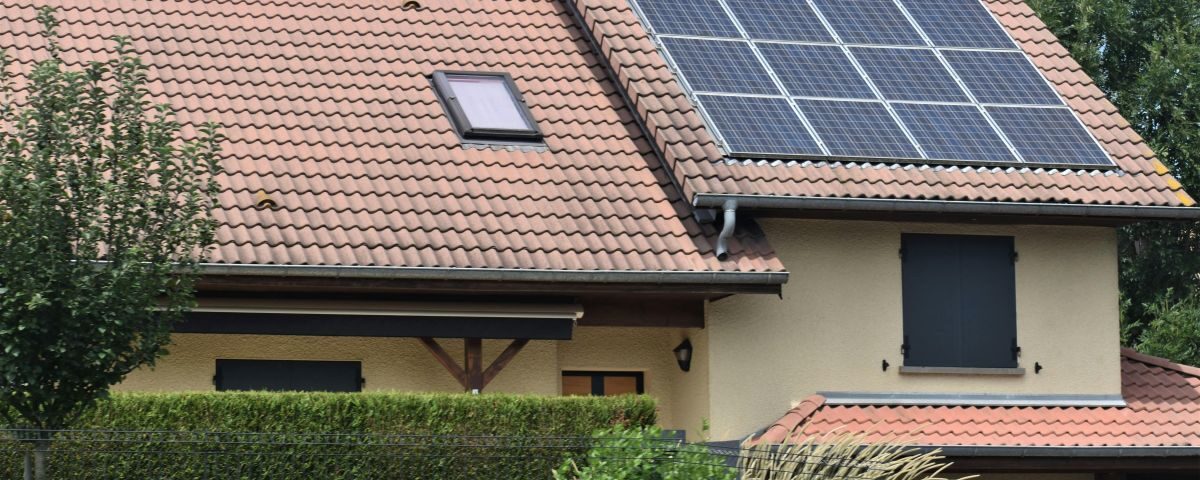 نصب پنل خورشیدی روی بام