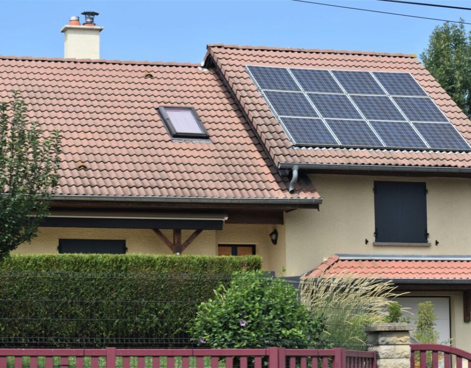 نصب پنل خورشیدی روی بام